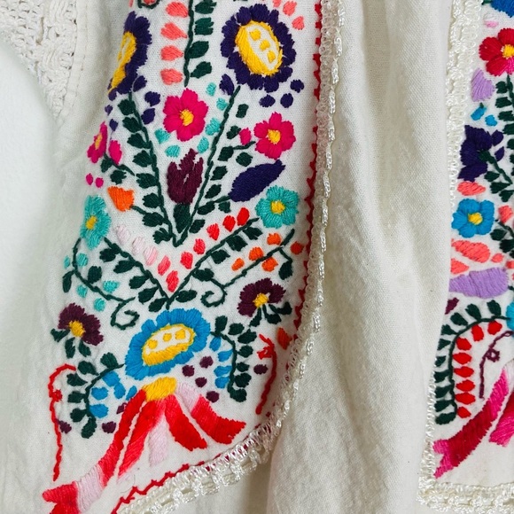 Artisan embroidered white Mexican huipil style shirt. Estimated size Medium - Picture 4 of 7